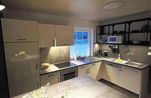 Haseluenne House | Holiday Home by the Lake with Garden and Terrace