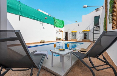 La Lantejuela House | Holiday Home 'Casa Rural Berraquero' with Pool, Terrace & Wi-Fi