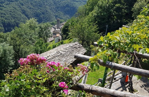 Lunecco House | Holiday Home 'Casa Grande' with Private Garden, Balcony and Wi-Fi