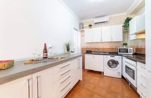 Almeria Centro House | Holiday Home 'Casa Maruchi - Apartamento' near the Beach with Shared Terrace & Wi-Fi