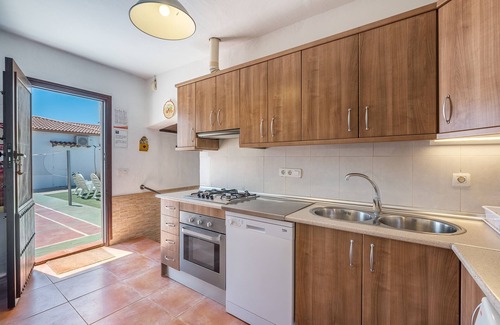 Cacin House | Holiday Home 'Casa Pepita' with Mountain View, Private Pool and Wi-Fi