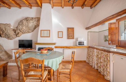 La Zubia House | Holiday Home 'Casa Rural La Roca' with Mountain Views, Shared Pool and Wi-Fi