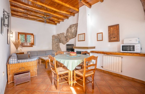 La Zubia House | Holiday Home 'Casa Rural La Roca' with Mountain Views, Shared Pool and Wi-Fi
