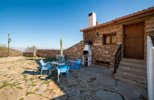 Laroya House | Holiday Home 'Casa Rural Jaraiz Vip' with Mountain View, Shared Pool and Wi-Fi
