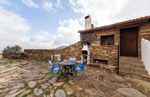 Laroya House | Holiday Home 'Casa Rural Jaraiz Vip' with Mountain View, Shared Pool and Wi-Fi