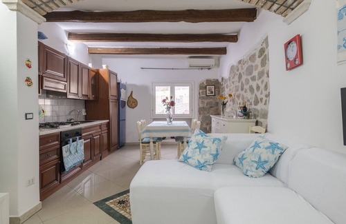 Loceri House | Holiday Home "Casa Vacanza Il Murales" with Wi-Fi & A/C