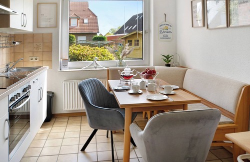 Horum House | Holiday Home 'Deichzeit' with Private Terrace and Shared Garden