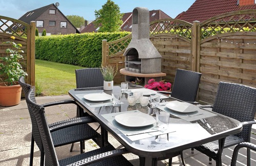 Horum House | Holiday Home 'Deichzeit' with Private Terrace and Shared Garden