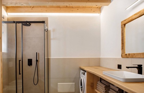 Mezzano House | Holiday Home 'Dimora Zoe' with Mountain View, Shared Garden and Wi-Fi