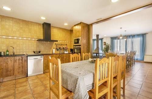 Puigreig House | Holiday Home 'El Puig De Fonollet' with Mountain View, Wi-Fi and Air Conditioning