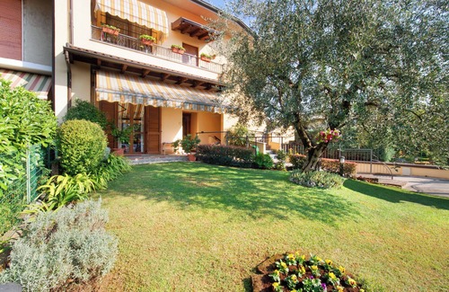Osio Sotto House | Holiday Home 'Elli' with Shared Terrace, Shared Garden and Wi-Fi
