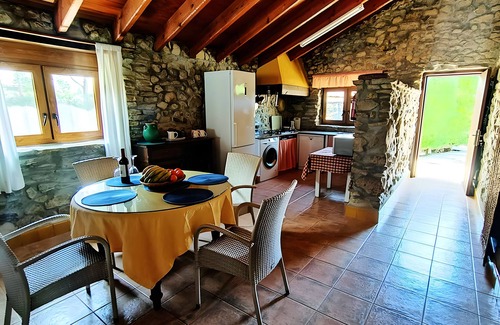 El Palmar House | Holiday Home 'Casa De Piedra' with Private Pool, Wi-Fi and Air Conditioning