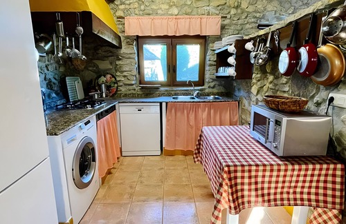 El Palmar House | Holiday Home 'Casa De Piedra' with Private Pool, Wi-Fi and Air Conditioning