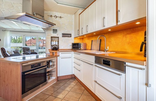 Blankenburg House | Holiday Home 'Ferienhaus Appelgarten' with Private Terrace, Private Garden and Wi-Fi