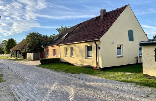 Molschow House | Holiday Home 'Fischerhaus Zecherin' with Private Terrace, Private Garden and Wi-Fi