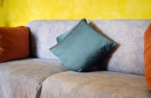 Moano Apartment | Holiday Home Green House with Mountain View, Garden & Wi-Fi
