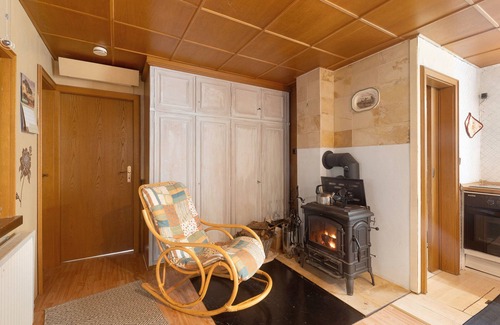 Gedern House | Holiday Home 'Haus Am See' with Private Terrace, Private Garden and Wi-Fi