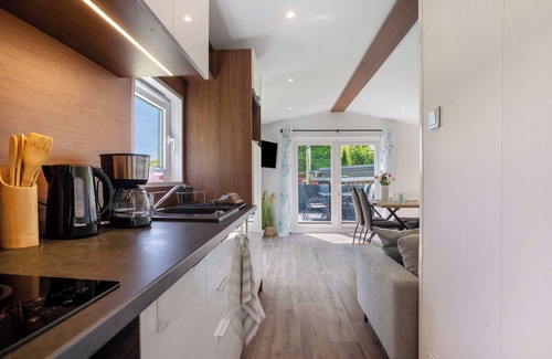 Hessenburg House | Holiday Home 'Haus Waldblick' with Private Terrace, Shared Garden and Wi-Fi