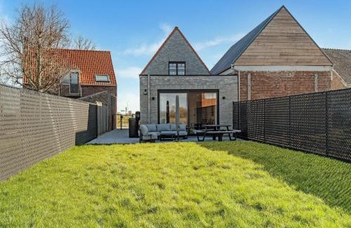 Aardenburg House | Holiday Home in Aardenburg near Sint-Baafskerk, cleaning included