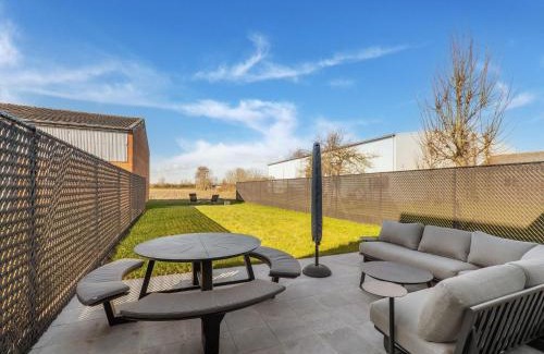 Aardenburg House | Holiday Home in Aardenburg near Sint-Baafskerk