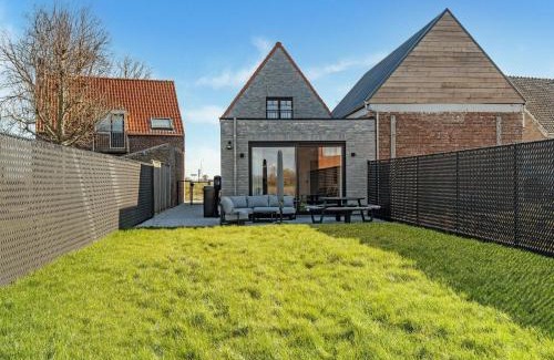 Aardenburg House | Holiday Home in Aardenburg near Sint-Baafskerk