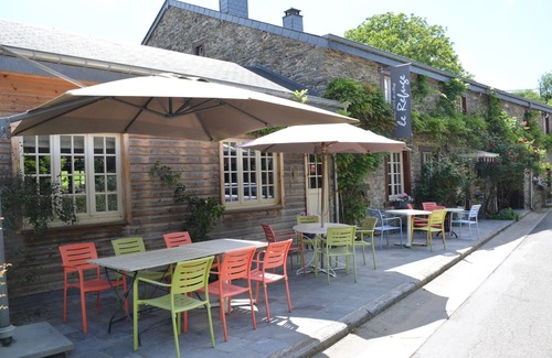 Gembes House | Holiday Home in Bièvre with Terrace