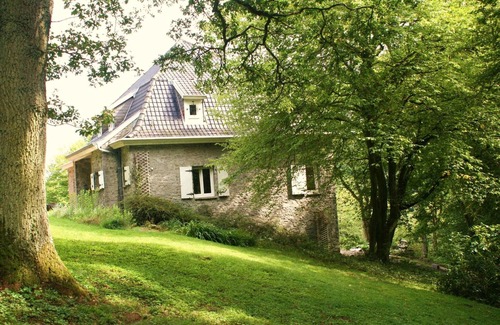 Falaen House | Holiday Home in Falaen near Castle Ruins
