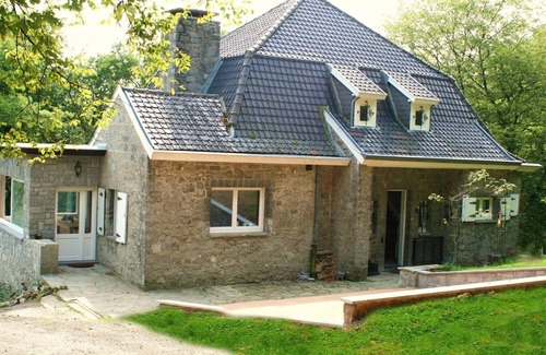 Falaen House | Holiday Home in Falaen near Castle Ruins