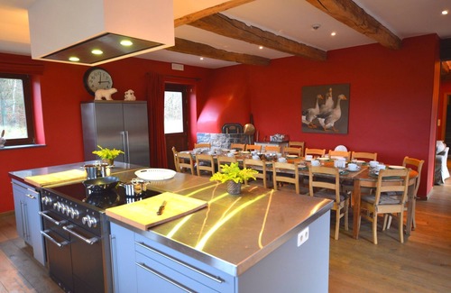 Mettet House | Holiday Home in Falaën with Garden BBQ
