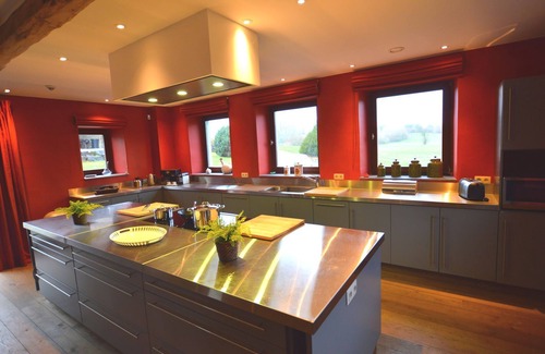 Mettet House | Holiday Home in Falaën with Garden BBQ
