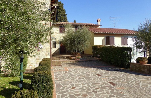 Montecarelli House | Holiday Home in Montecarelli with Pool