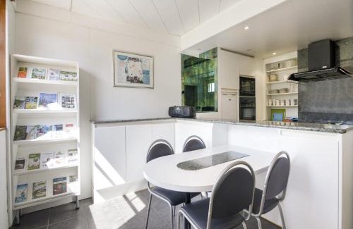 Vleteren House | Holiday Home in Oostvleteren with Garden