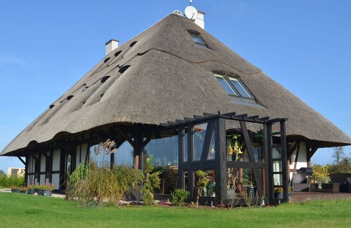 Ustka House | Holiday home in Przew?oka with forest