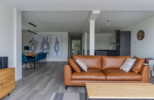 Offingawier House | Holiday Home in Sneek with Waterfront Jetty