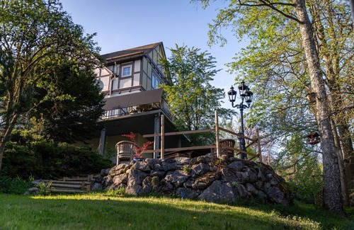 Brilon House | Holiday Home 'Jachthuus Mit Anbau' with Mountain View, Private Terrace and Wi-Fi