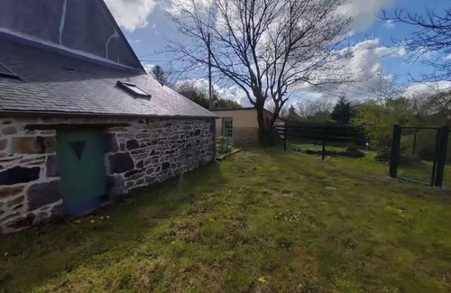 Poullaouen House | Holiday Home 'Kergoulas' with Private Terrace, Private Garden and Wi-Fi