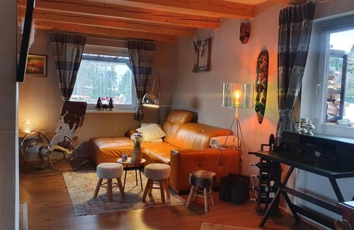 Verditz House | Holiday Home 'Kleines Ferienhaus' with Mountain View, Private Terrace and Wi-Fi