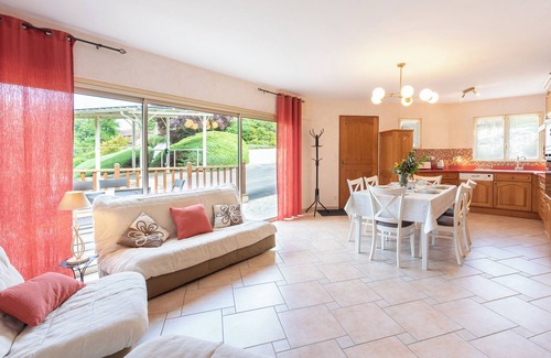 Coarraze House | Holiday Home 'Kojonomai' with Private Terrace, Wi-Fi and Air Conditioning