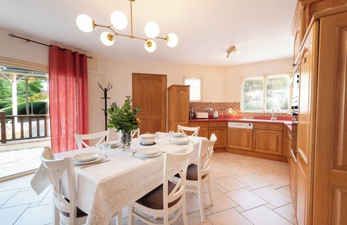 Coarraze House | Holiday Home 'Kojonomai' with Private Terrace, Wi-Fi and Air Conditioning