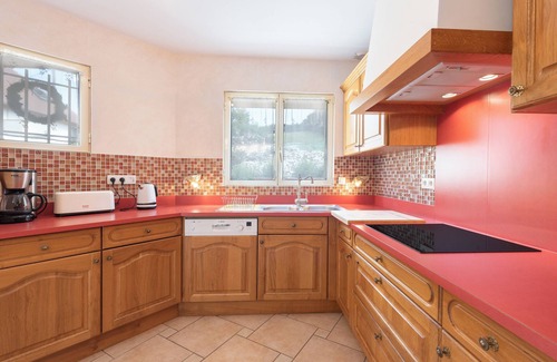 Coarraze House | Holiday Home 'Kojonomai' with Private Terrace, Wi-Fi and Air Conditioning