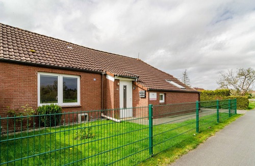 Berumerfehn House | Holiday Home 'Krummes Häusschen An Der Nordsee' with Terrace and Garden