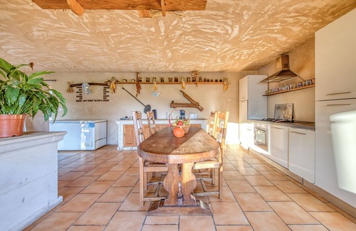 Guizengeard House | Holiday Home 'L'Ecurie' with Private Pool, Private Terrace and Wi-Fi