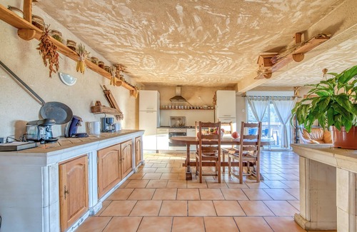 Guizengeard House | Holiday Home 'L'Ecurie' with Private Pool, Private Terrace and Wi-Fi