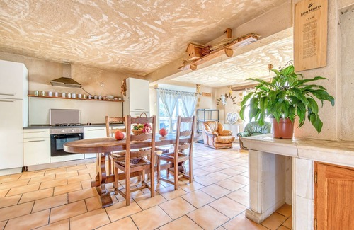 Guizengeard House | Holiday Home 'L'Ecurie' with Private Pool, Private Terrace and Wi-Fi