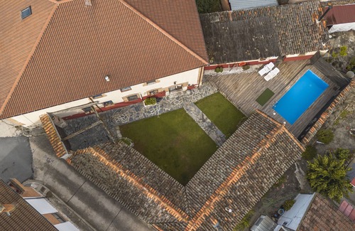 Campo de Cuellar House | Holiday Home 'Laguna Herrera' with Private Pool, Private Garden and Wi-Fi
