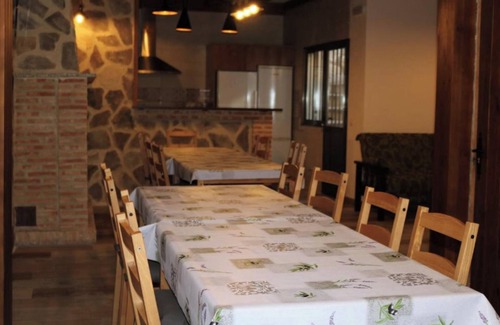 Los Navalucillos House | Holiday Home 'La Cerecera' with Private Terrace, Wi-Fi and Air Conditioning