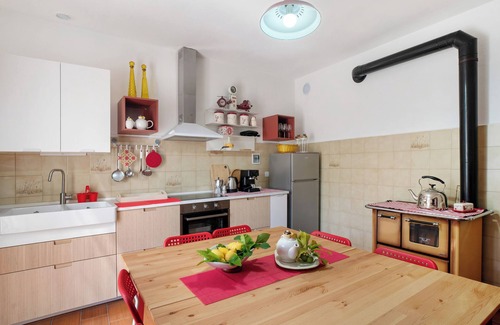 Casanova Lerrone House | Holiday Home 'La Casa Di Bosco' with Mountain View, Private Garden and Wi-Fi