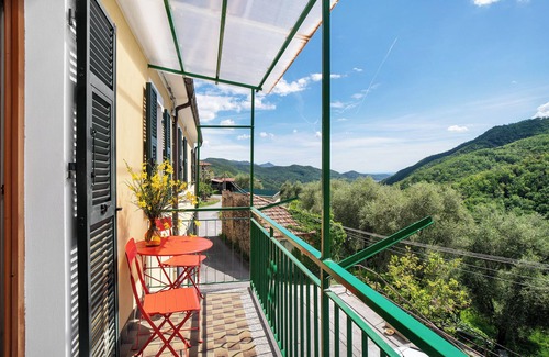 Casanova Lerrone House | Holiday Home 'La Casa Di Bosco' with Mountain View, Private Garden and Wi-Fi
