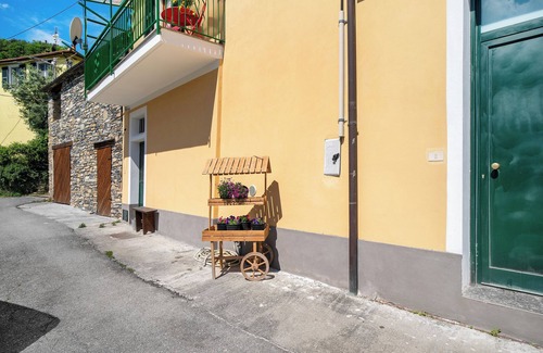 Casanova Lerrone House | Holiday Home 'La Casa Di Bosco' with Mountain View, Private Garden and Wi-Fi