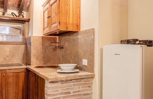 Capannori House | Holiday Home 'La Capanna Di Arturo Piano Terra' with Mountain View, Wi-Fi and Air Conditioning